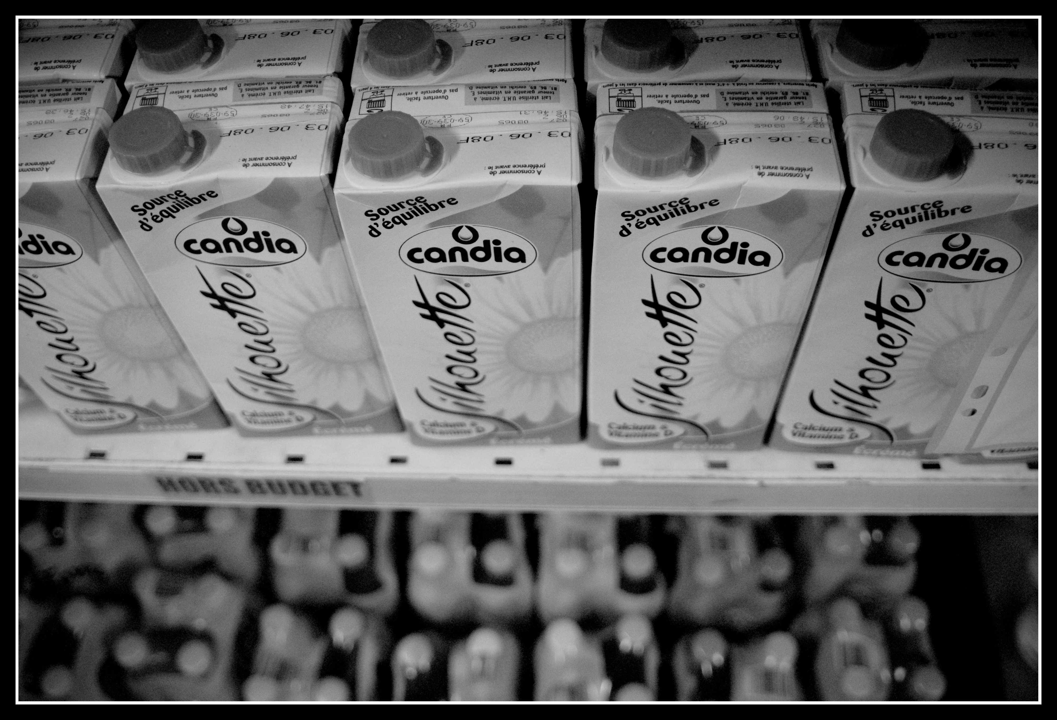 En rayon, des crèmes anglaises, « à consommer de préférence » avant mars 2008 En rayon, des crèmes anglaises, « à consommer de préférence » avant mars 2008