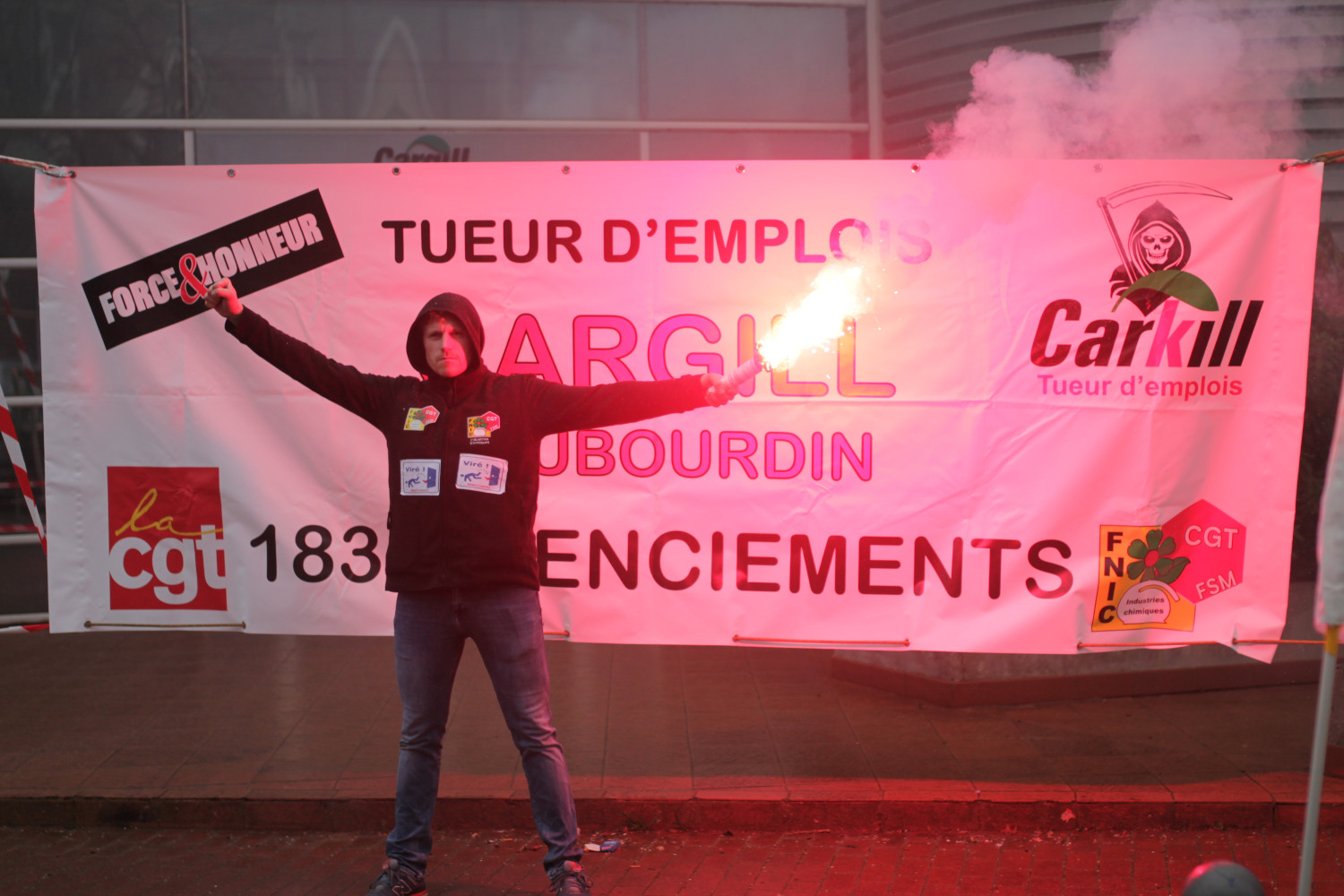 Un employé de Cargill devant l'usine le premier jour de grève. (13 janvier 2020) Cargill1 13012020