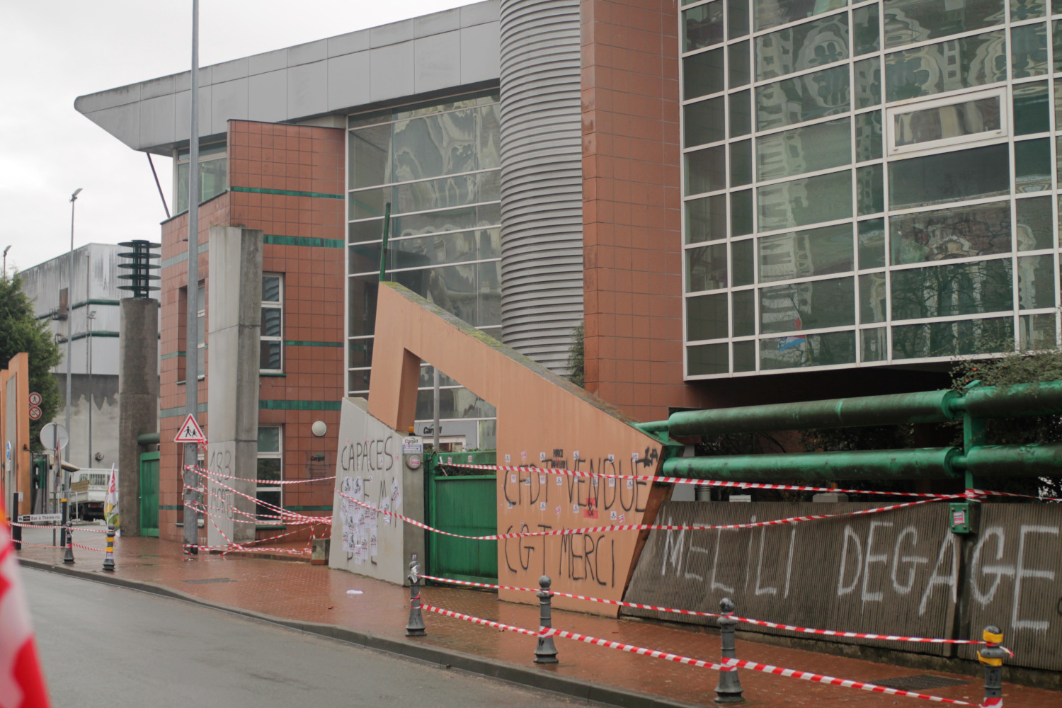 L'usine a été recouverte de tags dénonçant le PSE. Jour 2