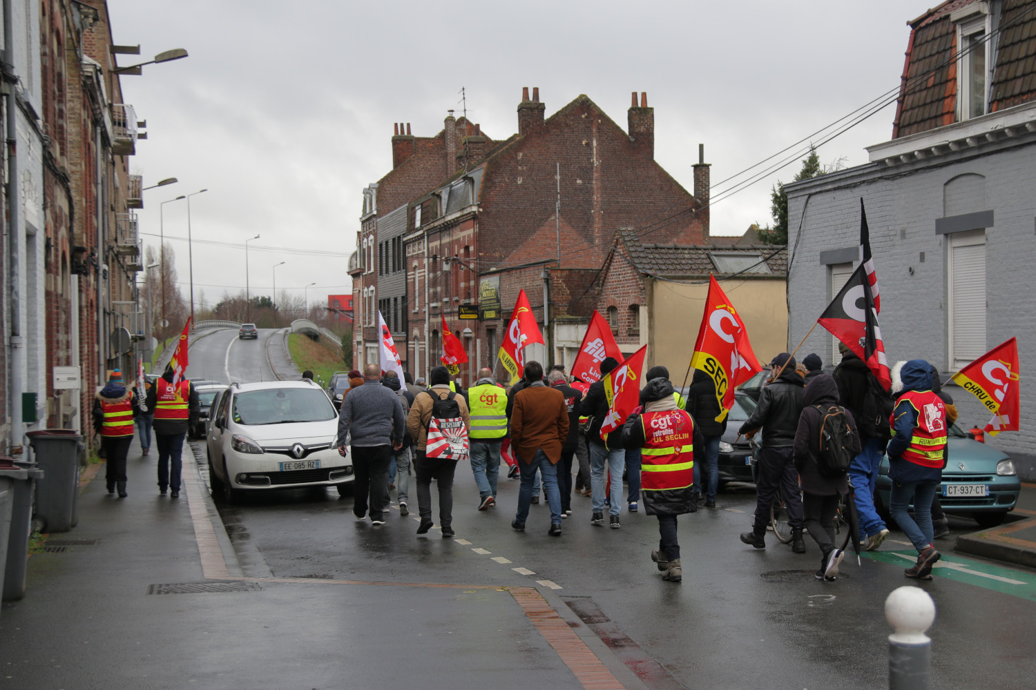 Une manifestation s'élance dans les rues d'Haubourdin pour interpeller les habitant.es. Jour 7 - Greg 2